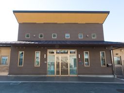 モダンなデザインの建物正面