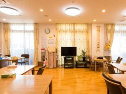 共同ダイニングの明るい空間