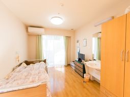 明るい居室の様子