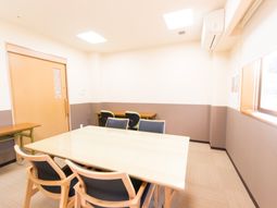 明るい食事スペース