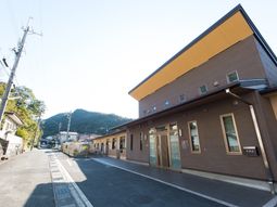 落ち着いた色合いの外観