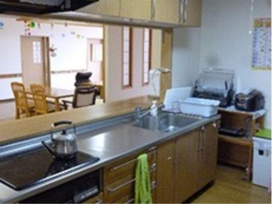 CHIAKIほおずき神戸伊川谷のキッチン。安全面に配慮したIHキッチンを利用している。
