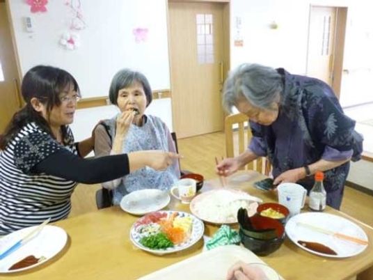 食事を楽しむ利用者たち