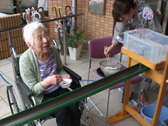 車椅子の利用者とスタッフ