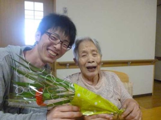 笑顔の若者と高齢者