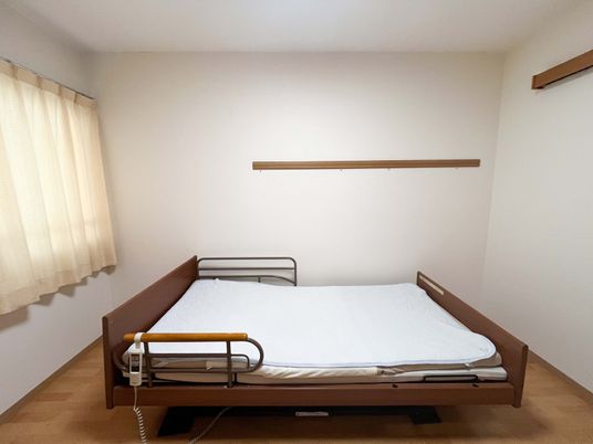 シンプルなベッドの居室