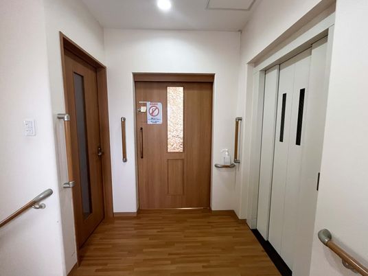 手すり付きの廊下
