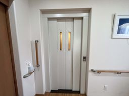 手すり付きのエレベーター