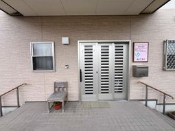 玄関付近の施設外観