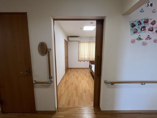 窓から自然光が差し込む居室
