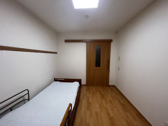 落ち着いた色合いの居室