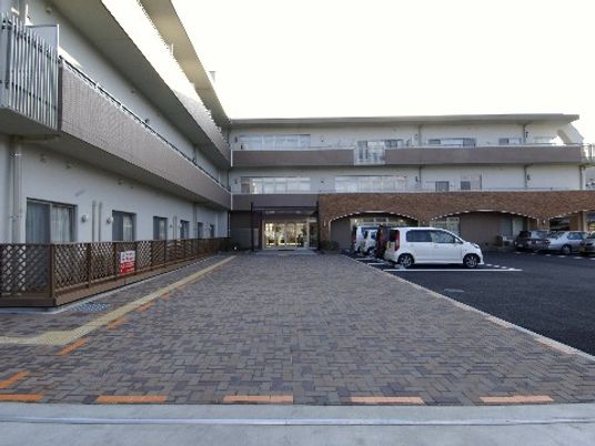 明朗な外観の敷地入口