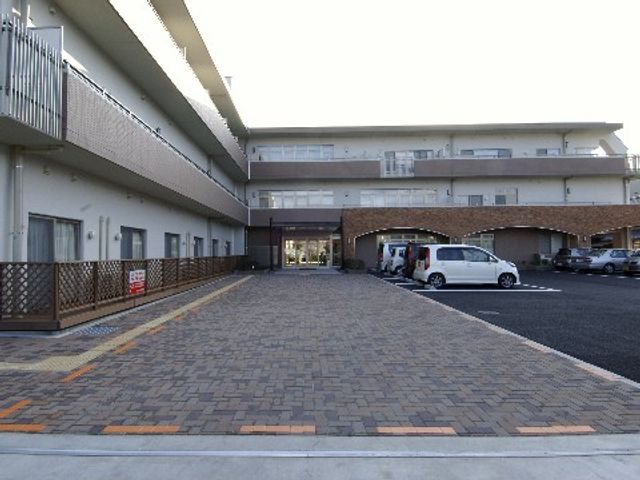 明朗な外観の敷地入口 駐車場 広々としたアプローチが印象的な入口です。利用者様の快適な出入りをサポートする設計が施されています。