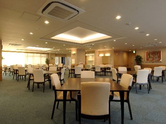 広々とした明るい食堂