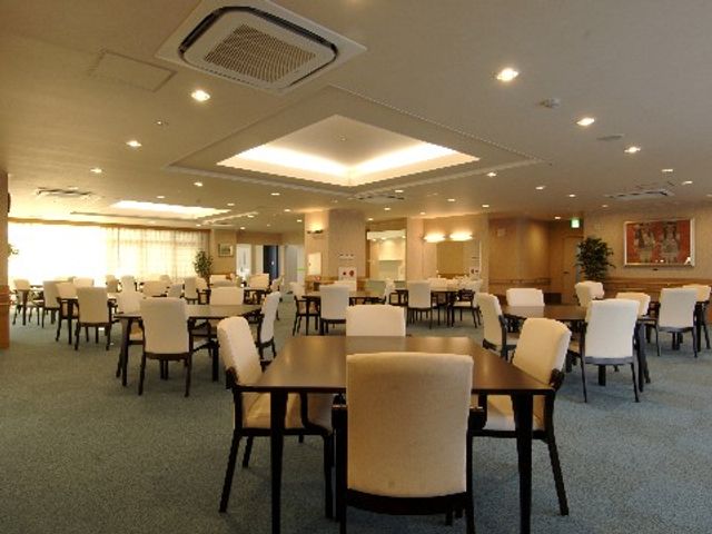 広々とした明るい食堂 ダイニング 開放感のあふれる食堂で、心地よい食事の時間をお過ごしいただけます。多くのテーブルが配置され、ゆったりとした空間です。