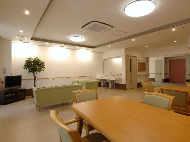 共有スペースの居室 共有スペース 広々とした落ち着けるラウンジです。皆で集まり、交流を深めたりリラックスしたりする場所です。