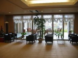 広々とした明るいラウンジ