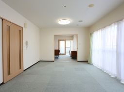 明るく広々とした廊下