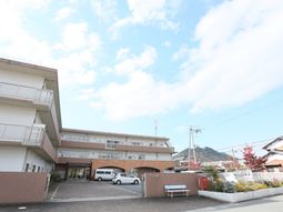 明るいエントランス前の外観