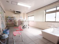 設備整った明るい浴室