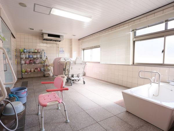 設備整った明るい浴室
