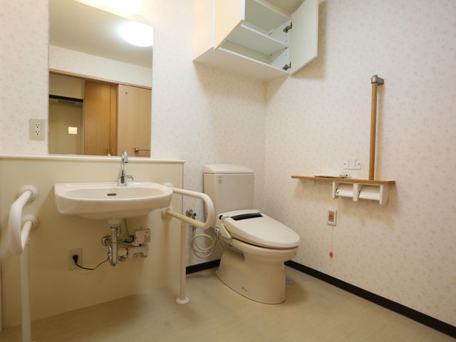 バリアフリー設計のトイレ トイレ 手すり付きで安全に配慮された清潔感のあるトイレです。快適にご利用いただけるよう、設計されています。