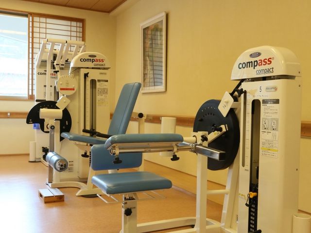 リハビリ機器の設置された部屋 機能回復訓練室 最新の機能訓練機器が整えられた明るい部屋です。リハビリをサポートし、利用者様の健康維持に寄与しています。