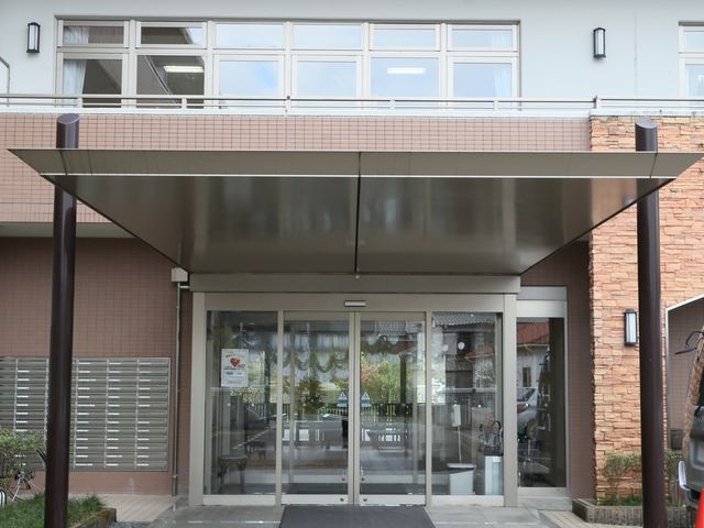 エントランスの正面図 外観 開放感あるエントランスです。明るい日差しの中、訪れる方々を温かく迎えます。