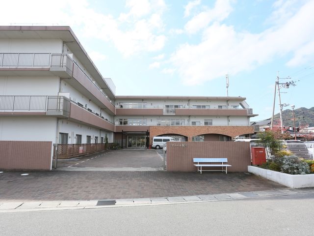 明るい日差しのエントランス 外観 ゆとりある入口がお出迎え。昼間でも日差しが心地よいこの場所で、お仕事されてみませんか。