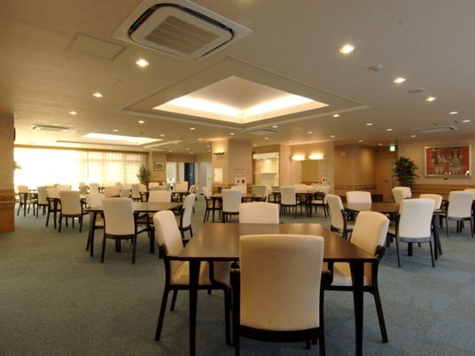 広い食堂の室内  