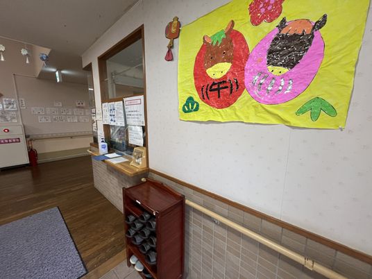 季節の装飾がある廊下
