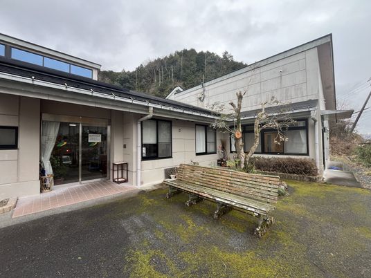 自然に囲まれた外観
