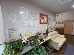 植物とアートの壁のリビング