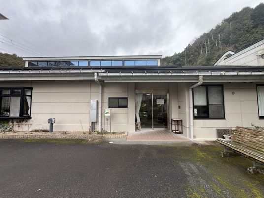 ベンチがある建物前
