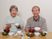 サムネイル 食事をしている高齢者夫婦の様子。品数のそろった食事を食べている写真