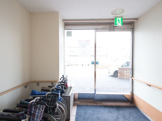 エントランスのドアは自動なので、車椅子をご利用の方なども安全に建物に出入りすることができる。駐車スペースが近くて便利な造り。