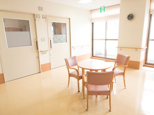 廊下の空いたスペースにテーブルセットが設置されている。入居者様同士やご家族様と自由に利用できるようになっている。