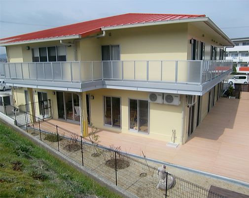広々とした建物外観
