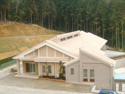 自然に囲まれた建物外観