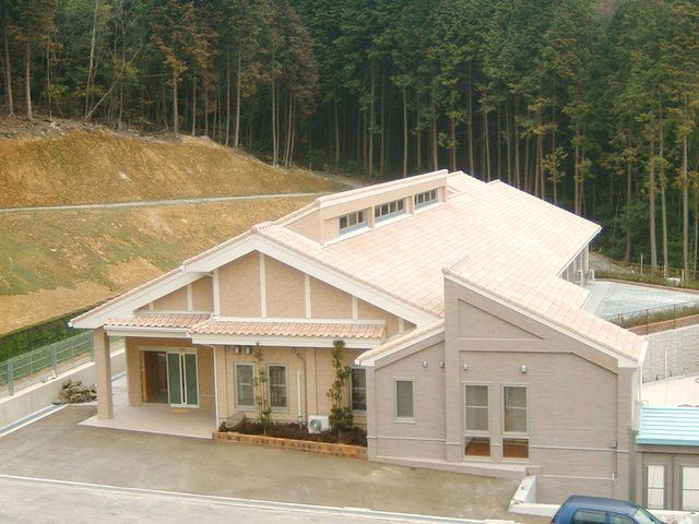 自然に囲まれた建物外観