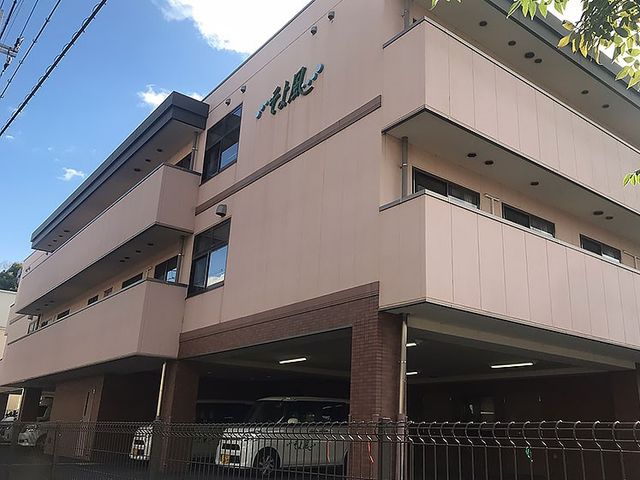 ピンク色の建物の外観 外観 穏やかな色合いの建物です。清潔感があり、通りに面した立地も魅力的です。