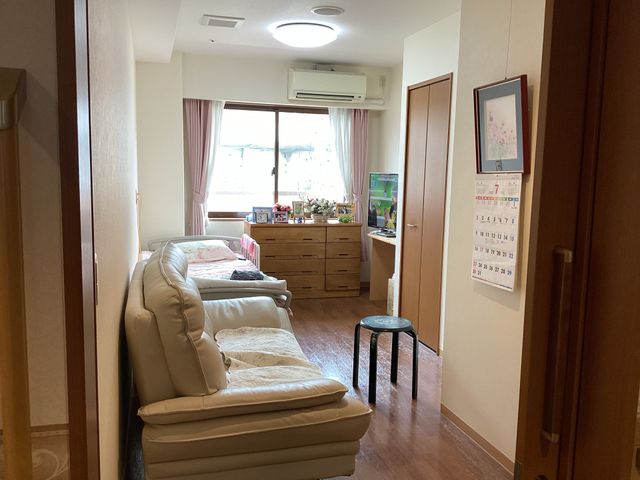 明るく快適な居室 居室 プライバシーが守られた落ち着いた空間です。個人の趣味に合わせた装飾を施し、自由に過ごすことができます。