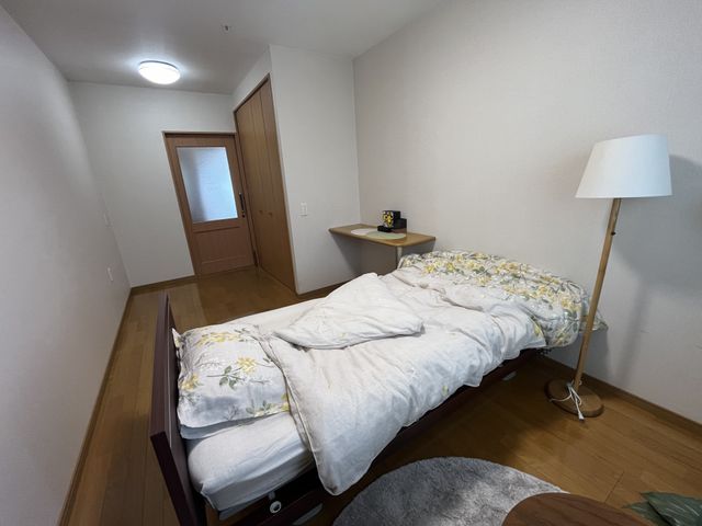 居心地の良い居室 居室 落ち着いた色合いの個室です。広々とした間取りで、静かな時間をお過ごしいただけます。