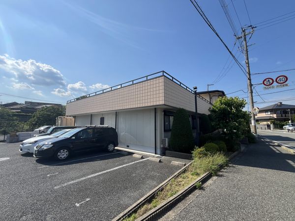 明るい日差しの外観