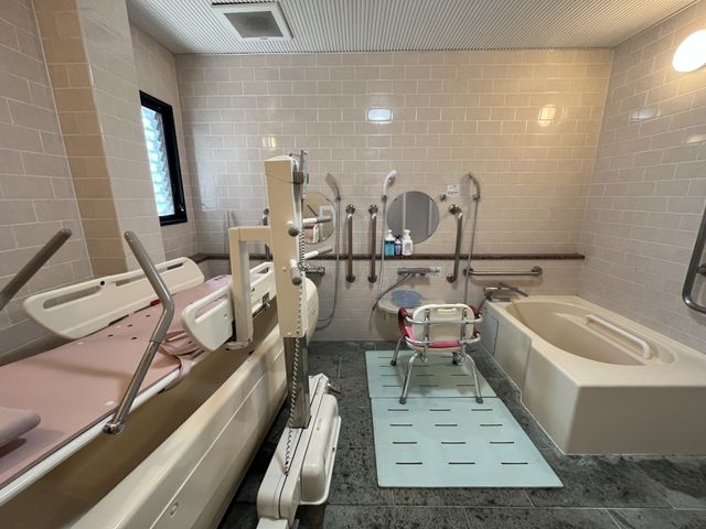 ゆったりとした浴室スペース 浴室 安心の手すり付きモダンな浴室です。ゆっくりとリラックスした時間を過ごせる設備が整っています。