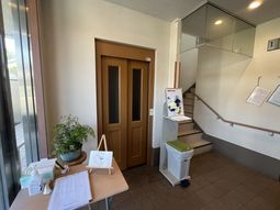 入口付近の明るい空間