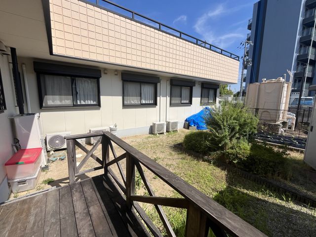 ゆったりとした中庭 中庭 開放的な空間を提供する中庭です。洗練された木製のデッキから緑の植物を眺めながら、穏やかなひとときを過ごせます。