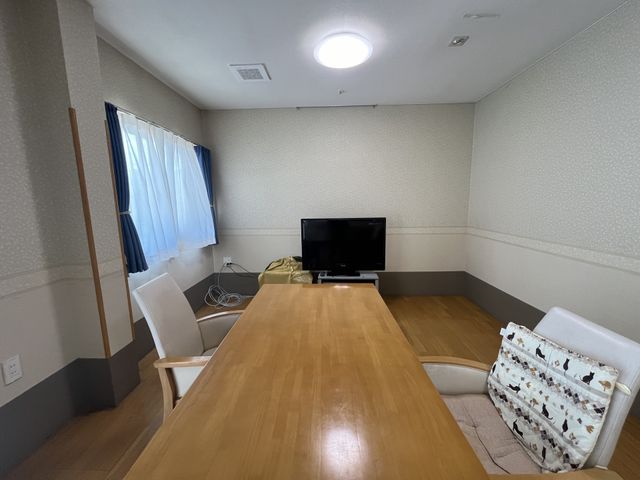 共用スペースの居心地良い様子 居室 広々とした居室には、テレビやテーブルが設置され、ゆったりと寛ぐことができる空間となっています。