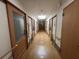 廊下の明るい様子