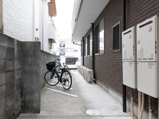 清潔な施設の外通路